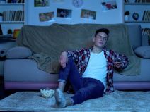 Mladić koji gleda tv