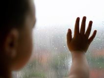 Dete koje gleda kroz prozor