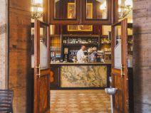 barmen stoji za šankom restorana u Kremoni u Italiji