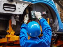 Radnik u fabrici automobila