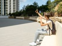 Tinejdžer koristi društvene mreže