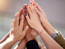 Zajedništvo - ženske i muške ruke