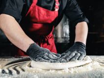 Pica majstor koji mesi testo za picu