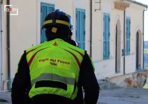 sicilijanski vatrogasac koji radi na spasavanju knjiga iz biblioteke