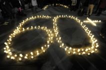 upaljene sveće u znak inicijative Sat za planetu Zemlju