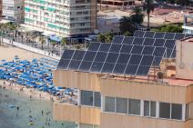 solarni paneli na krovu zgrade u španskom Benidormu