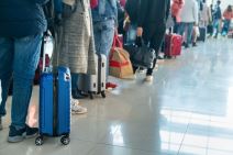 putnici čekaju u redu na aerodromu