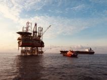 naftni tanketi u blizini naftne bušotine na otvorenom moru