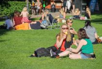 ljudi uživaju u sunčanom danu ležeći na travi u Helsinkiju