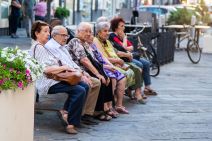 penzioneri sede na klupi u Italiji