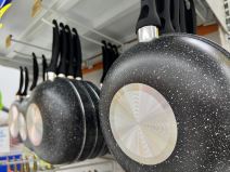 teflonski tiganji u prodavnici