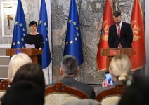 Marta Kos i Milojko Spajic na konferenciji za medije