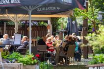 ljudi sede u kafiću u Danskoj