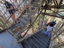 posetioci silaze niz stepenice Ajfelove kule