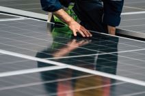 radnik ugrađuje solarne panele