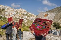 meštani Olimposa u Grčkoj nose barjake i svetinje na Uskrs