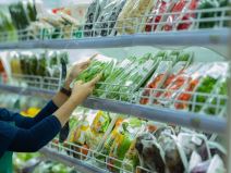 kupac kupuje povrće u marketu