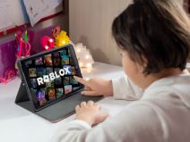 Dete igra video-igru Roblox