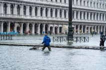 Čovek prolazi tokom poplava kroz Veneciju