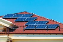 solarni paneli na krovu kuće