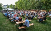 Ljudi na festivalu sede na klupama