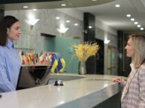 Gošća na recepciji hotela