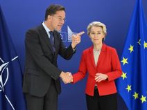 mark rute ursula fon der lajen se rukuju u briselu