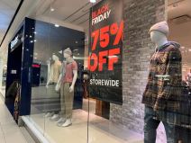 natpis u izlogu bituka nudi 75 odsto popusta tokom crnog petka