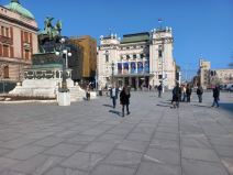 Ljudi šetaju Trgom Republike u Beogradu