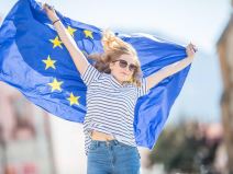 Devojka sa zastavom Evropske unije