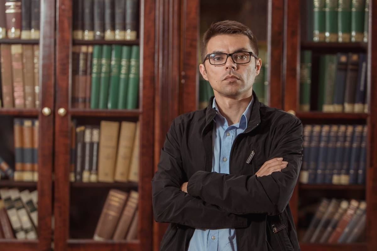 Slobodan Bubnjević (1978) je naučni novinar. Diplomirao je na Fizičkom fakultetu, ali od 2003. godine radi kao novinar posvećen temama iz nauke. Uređuje portal „Nauka kroz priče“, vodi komunikacije u Institutu za fiziku u Beogradu, a pisao je za „Vreme“, „Politiku“, RTS i National Geographic Srbija, kao i za strane medije kao što je Physics Today. Piše prozu i drame. Prošle godine je objavio popularnu knjigu o nuklearnim toponimima „Alhemija bombe“.