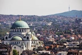 Pogled na Hram Svetog Save i Beograd dok se u pozadini vidi toranj na Avali