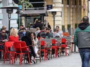 Ljudi sede u kafiću u centru Beograda