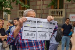 penzioner na protestu u Španiji pokazuje koliko su povećani računi za struju
