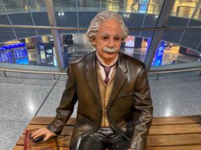 Statua  Alberta Ajnštajna na frankfurtskom aerodromu
