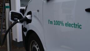 električni automobil se puni