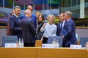 evropski zvaničnici sa Ursulom fon der Lajen u Evropskoj komisiji