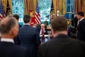 Donald Tramp sedi u Ovalnom kabinetu i telefonira