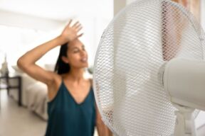 devojka se rashlađuje uz pomoć ventilatora