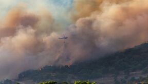 helikopter učestvuje u gašenju požara u Španiji