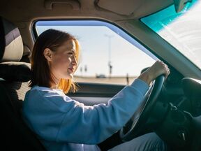 Devojka koja vozi auto