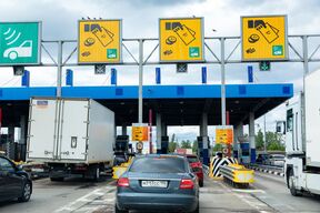 automobili i kamioni prolaze kroz sistem naplate putarina