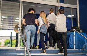 studenti ulaze u zgradu fakulteta