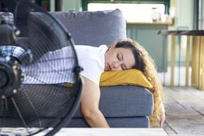 žena odmara ispred ventilatora usred velikih vrućina