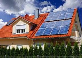 solarni paneli na krovu kuće