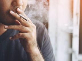 Čovek puši cigaretu