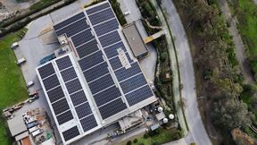 solarni paneli na krovu industrijskog objekta