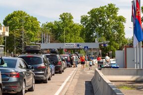 automobili čekaju na graničnom prelazu Horgoš