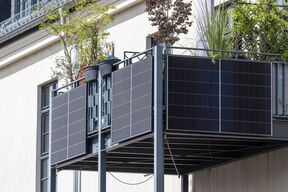 solarni paneli postavljeni na ogradu balkona