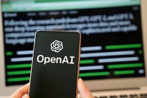 logo kompanije OpenAi na telefonu